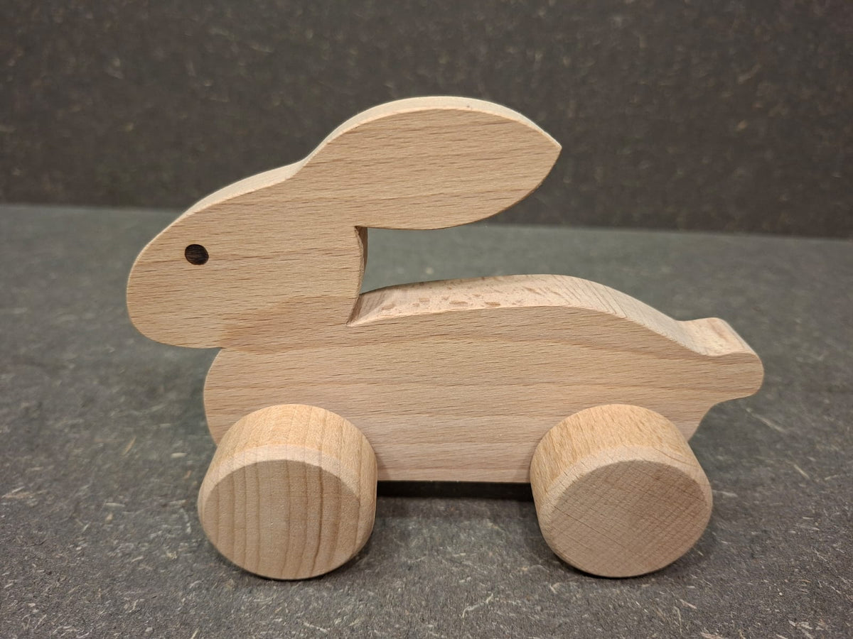 Handgefertigte Holztiere auf Rädern aus Fichtenholz mit Buchenholzrädern in verschiedenen Tierformen.
Hase mit liegenden Ohren