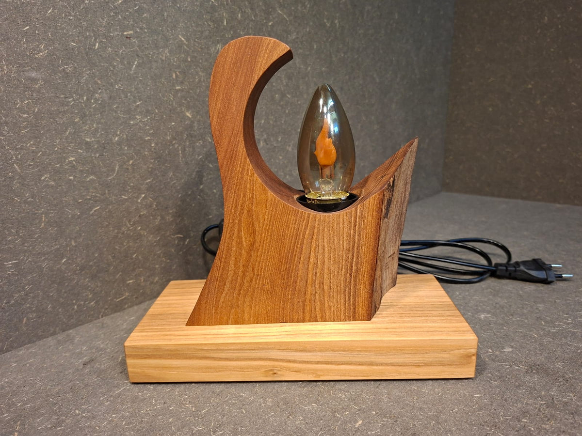 Handgefertigte Holzlampe Flammenzauber aus Walnuss und Esche mit warm flackerndem Licht in Flammenoptik. Lampe mit Rinde.
