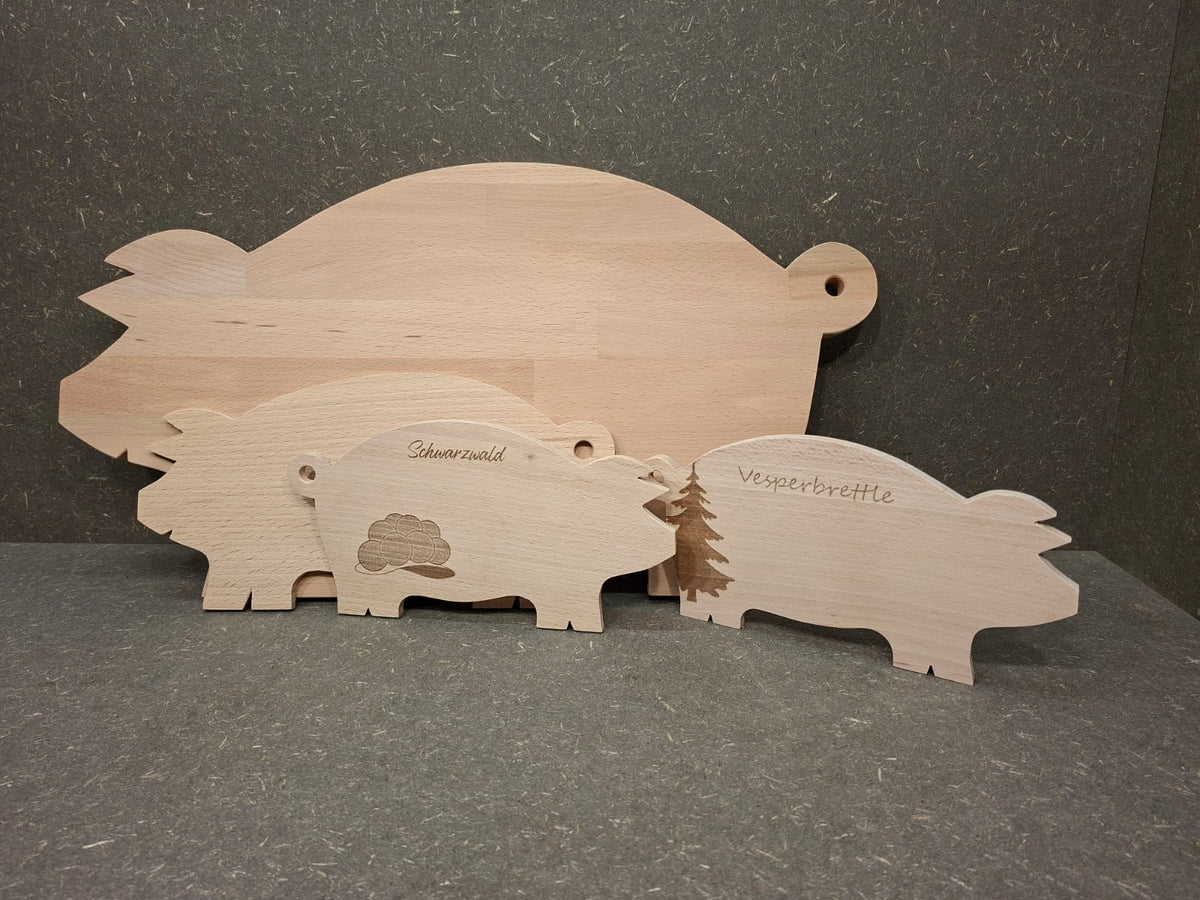 Handgefertigte Servierplatte und Vesperbrett in Schweinchenform aus massivem Buchenholz.