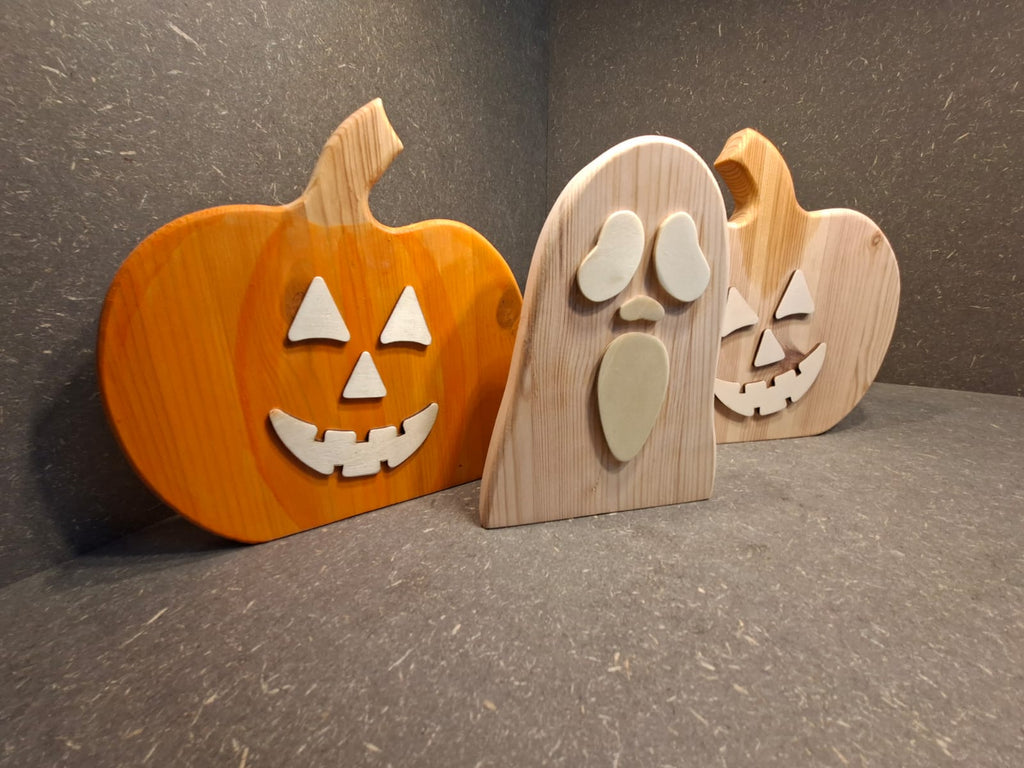 Handgefertigte Herbstdeko aus Holz mit Kürbis in Natur und Orange sowie Gespenst in Natur von Kieninger Produkte aus Holz