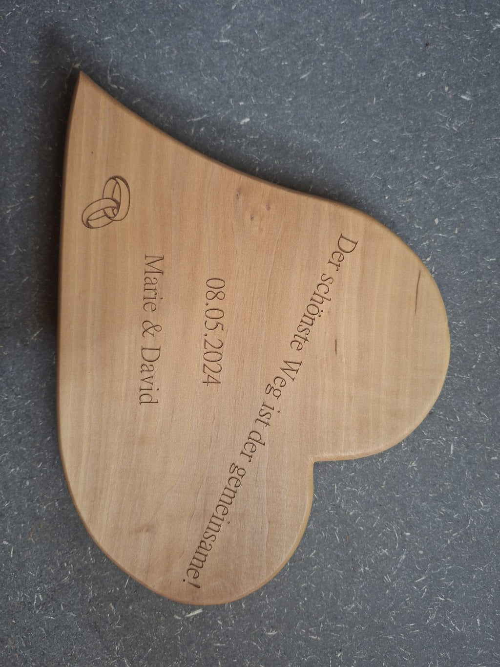 Holzherz personalisiert. Der schönste Weg ist der gemeinsame. Beispielbild.