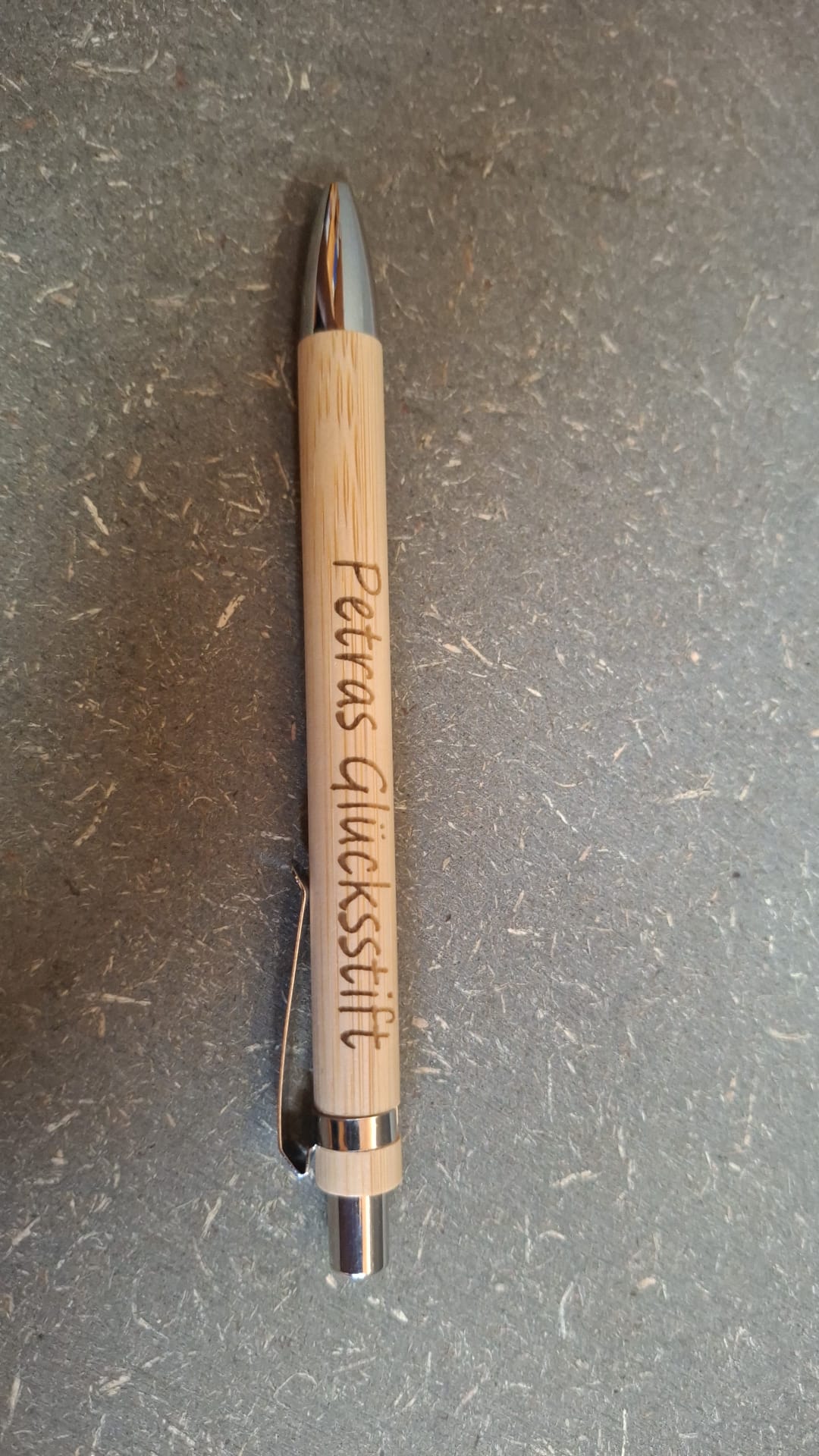 Handgefertigter Kugelschreiber und Kugelschreiberhalter aus Holz mit individueller Gravur.
Kugelschreiber mit Wunschgravur 