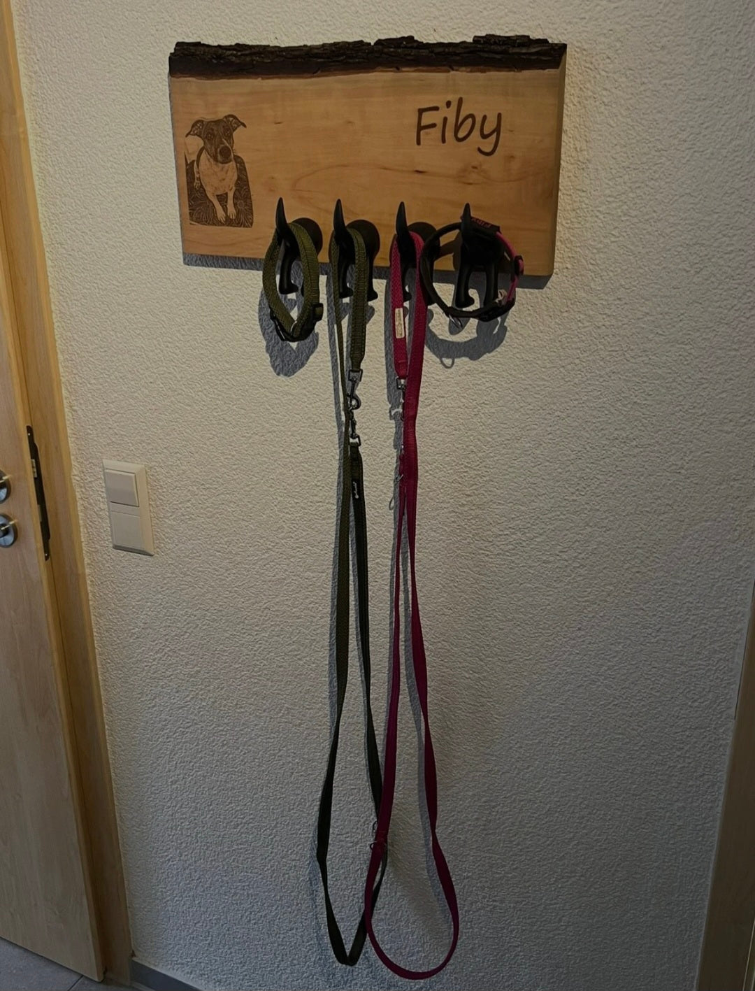 Handgefertigte Hundegarderobe aus Birnbaumholz mit 4 Haken und individueller Wunschgravur.