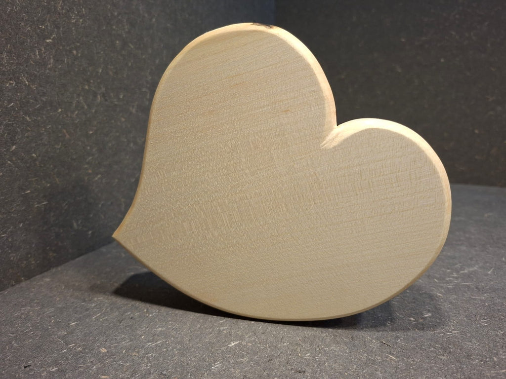 Handgefertigtes Hochzeitsherz aus Ahornholz mit individueller Wunschgravur – personalisiertes Geschenk zur Hochzeit.