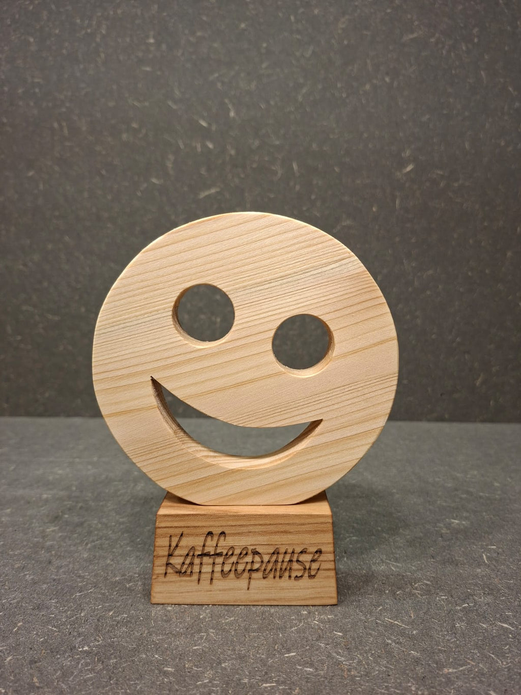 Handgefertigter Holz Smiley mit Sockel aus Fichte oder Kiefer und Esche, wahlweise mit Wunschgravur.