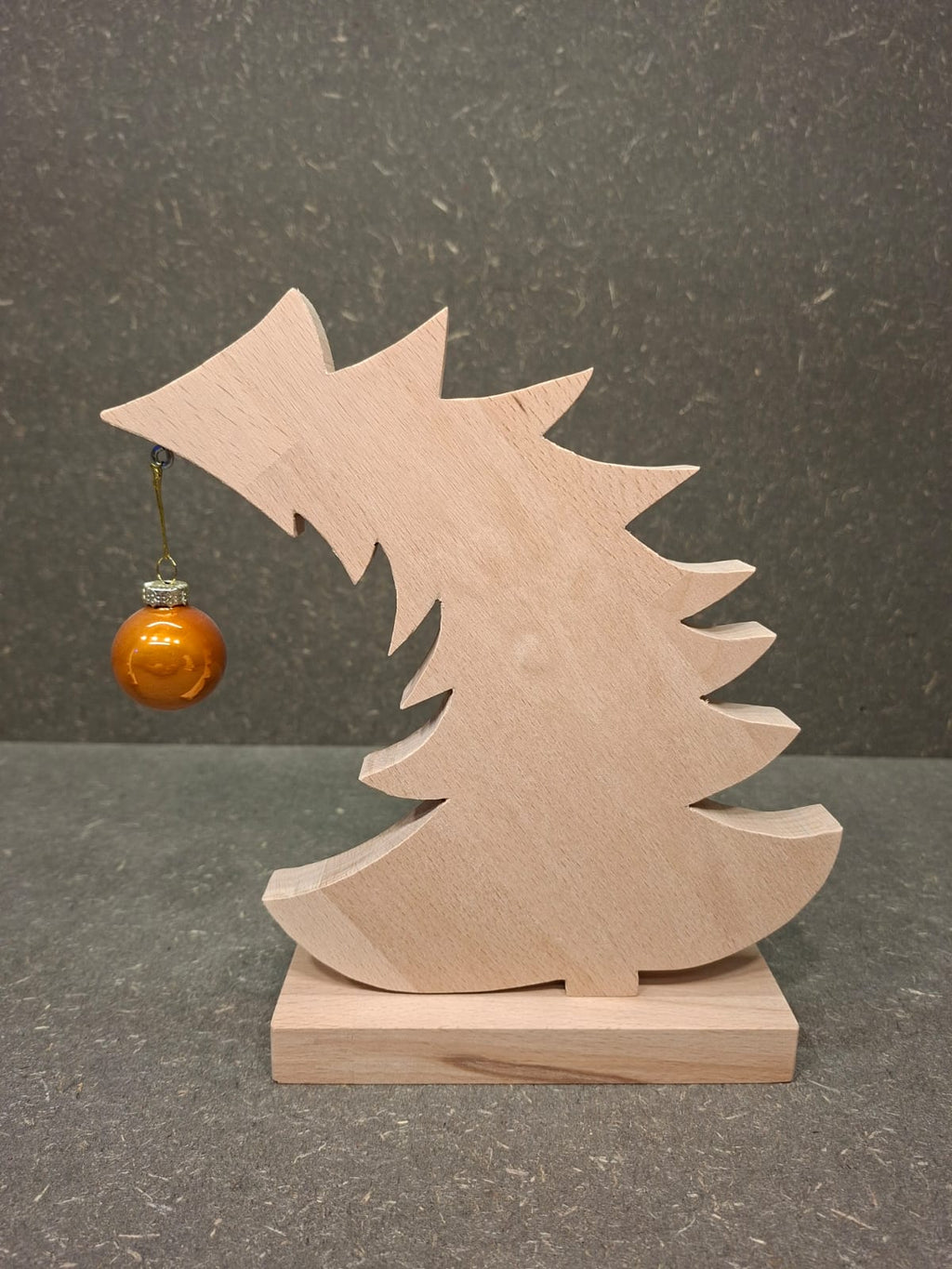 Handgefertigter schwebender Weihnachtsbaum aus Buche-Leimholz mit schwebender Christbaumkugel.