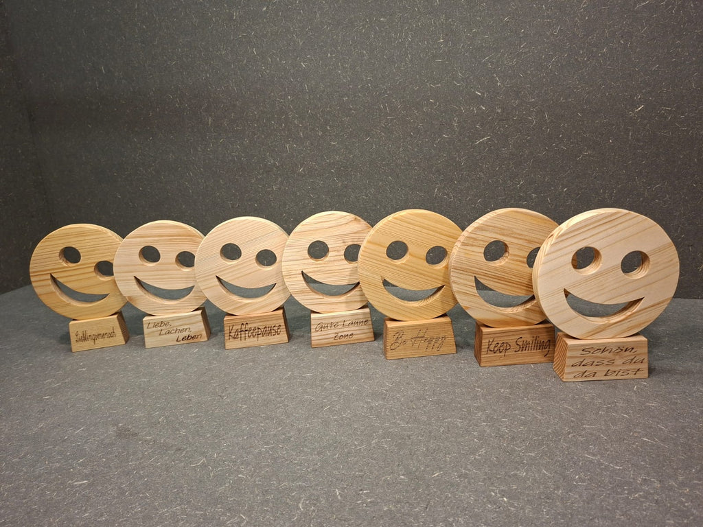 Handgefertigter Holz Smiley mit Sockel aus Fichte oder Kiefer und Esche, wahlweise mit Wunschgravur.