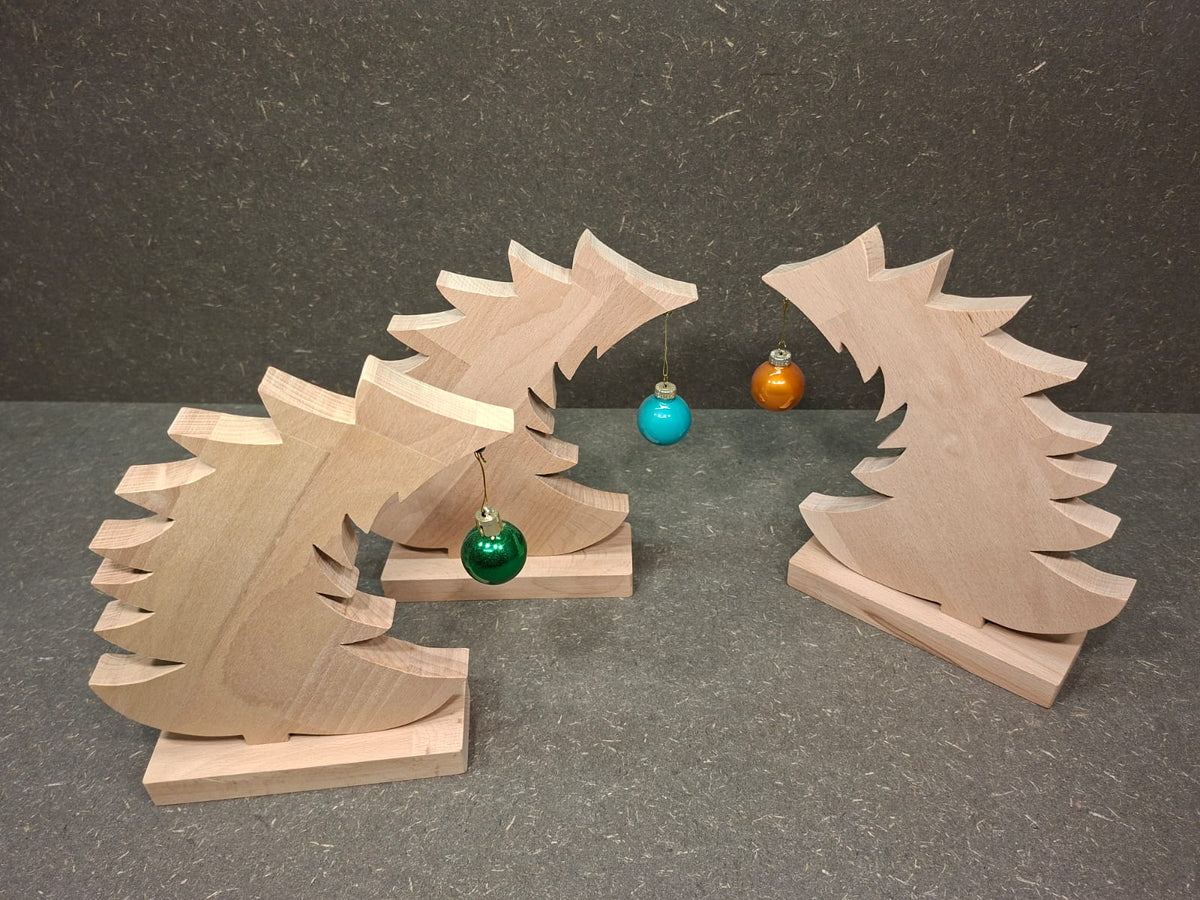Handgefertigter schwebender Weihnachtsbaum aus Buche-Leimholz mit schwebender Christbaumkugel.