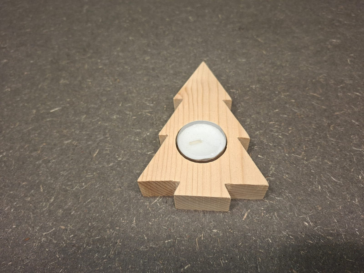Handgefertigte Weihnachtsdeko aus heimischen Hölzern mit Teelichthalter als Stern oder Tannenbaum.