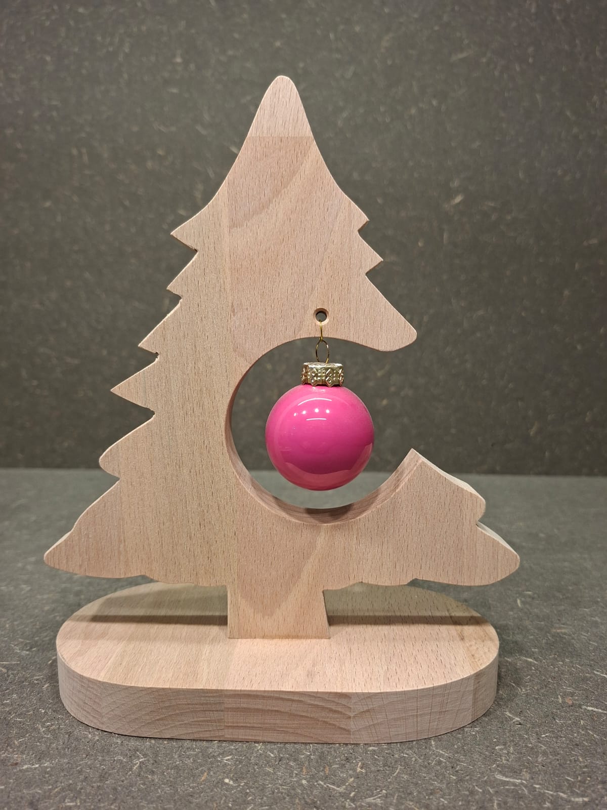 Handgefertigter Weihnachtsbaum aus Buche-Leimholz mit farbiger Christbaumkugel.