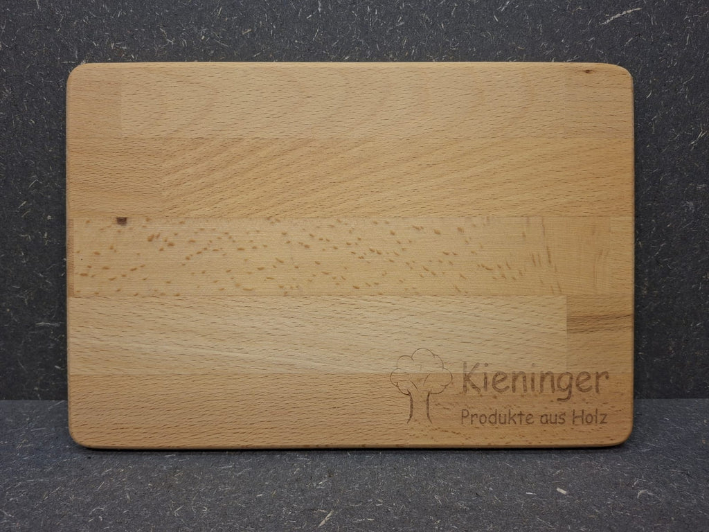 Handgefertigtes Schneidebrett aus Buchenleimholz mit individueller Gravur oder Firmenlogo.
