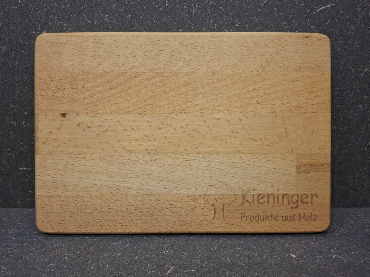 Handgefertigtes Schneidebrett aus Buchenleimholz mit individueller Gravur oder Firmenlogo.