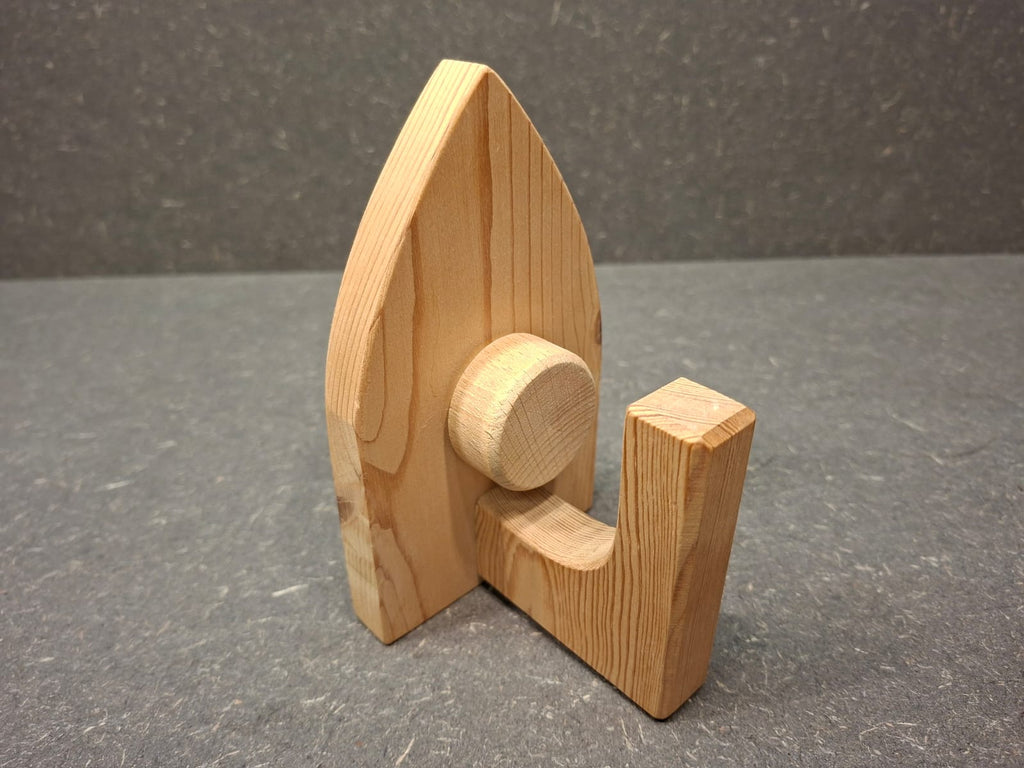 Handgefertigtes Holz Bügeleisen aus naturbelassenem Fichtenholz für Kinder.