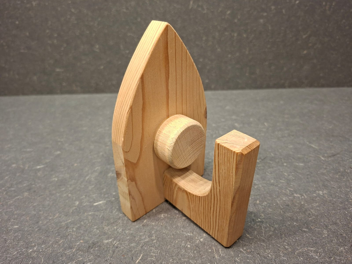 Handgefertigtes Holz Bügeleisen aus naturbelassenem Fichtenholz für Kinder.