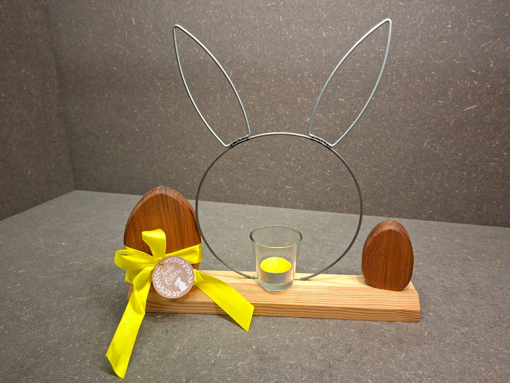 Handgefertigte Osterdekoration aus geölter Kiefer mit Metallhase, Kirscheiern und Teelichthalter.