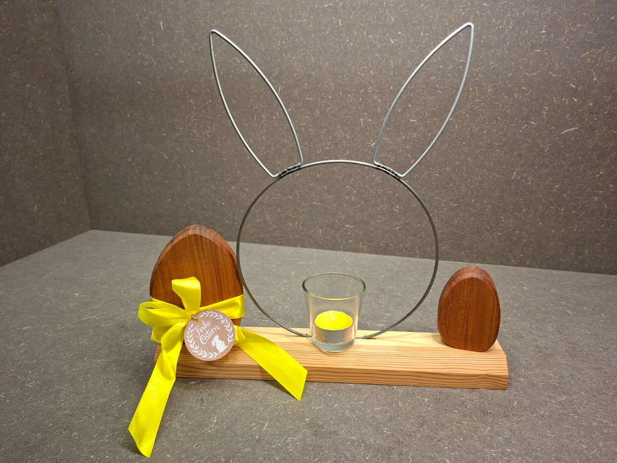Handgefertigte Osterdekoration aus geölter Kiefer mit Metallhase, Kirscheiern und Teelichthalter.