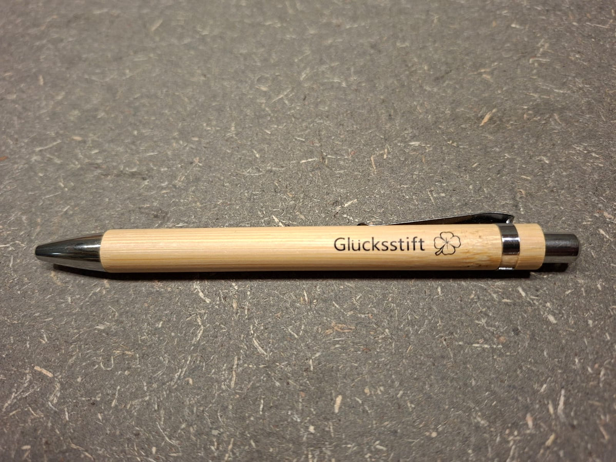 Handgefertigter Kugelschreiber und Kugelschreiberhalter aus Holz mit individueller Gravur.
Glücksstift