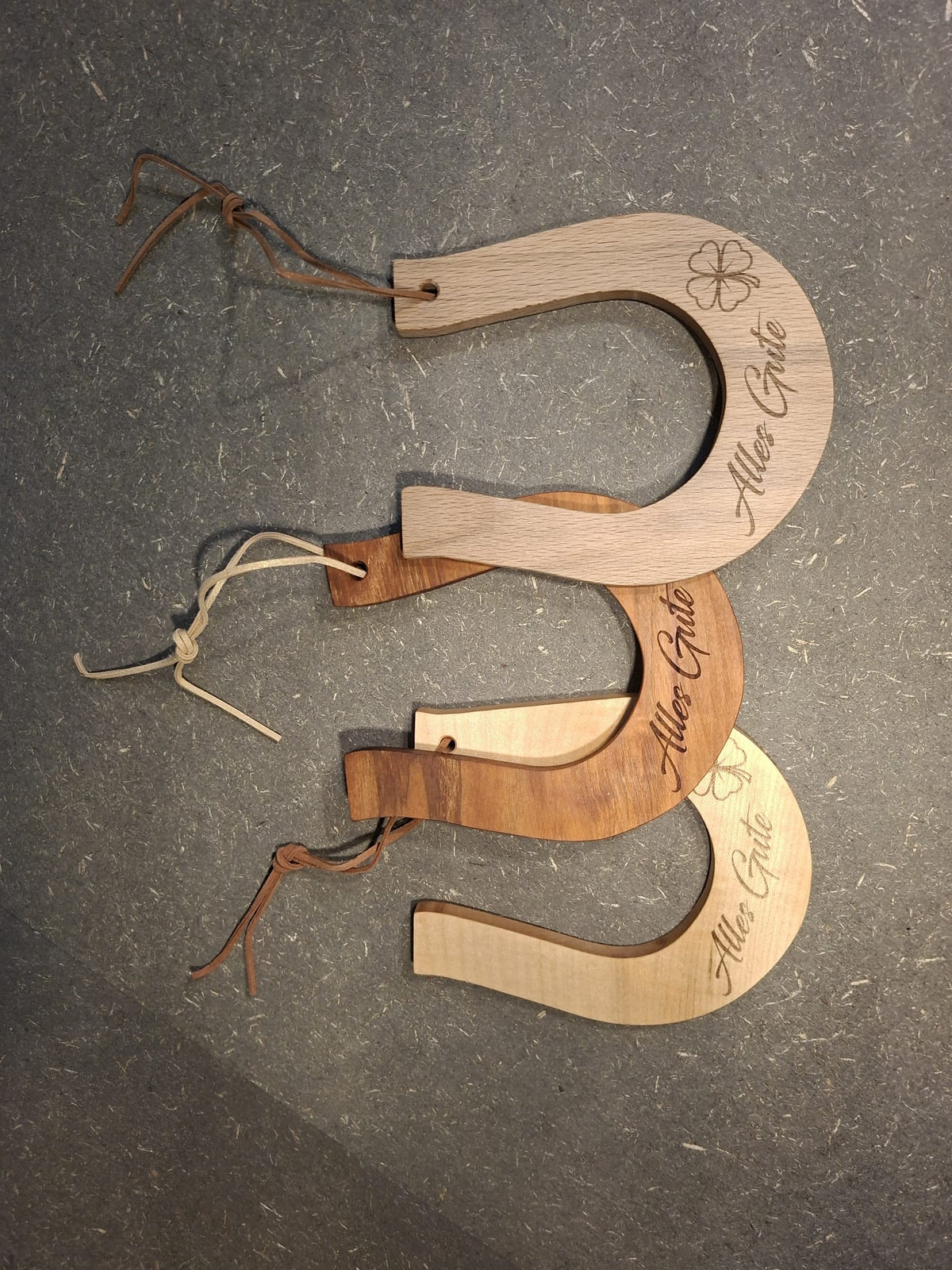 Handgefertigtes Hufeisen aus Holz – dekorativer Glücksbringer von Kieninger Produkte aus Holz. Alles Gute