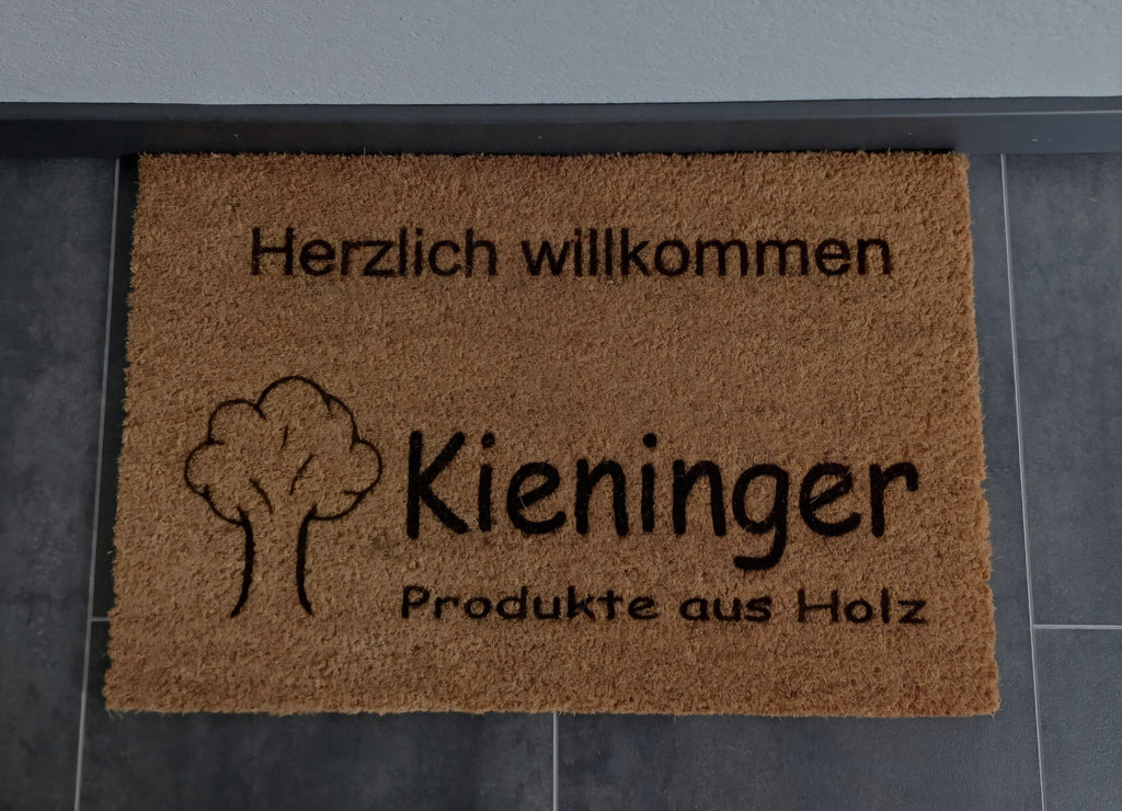 Personalisierte Kokosfußmatte aus natürlichen Kokosfasern mit individueller Lasergravur.