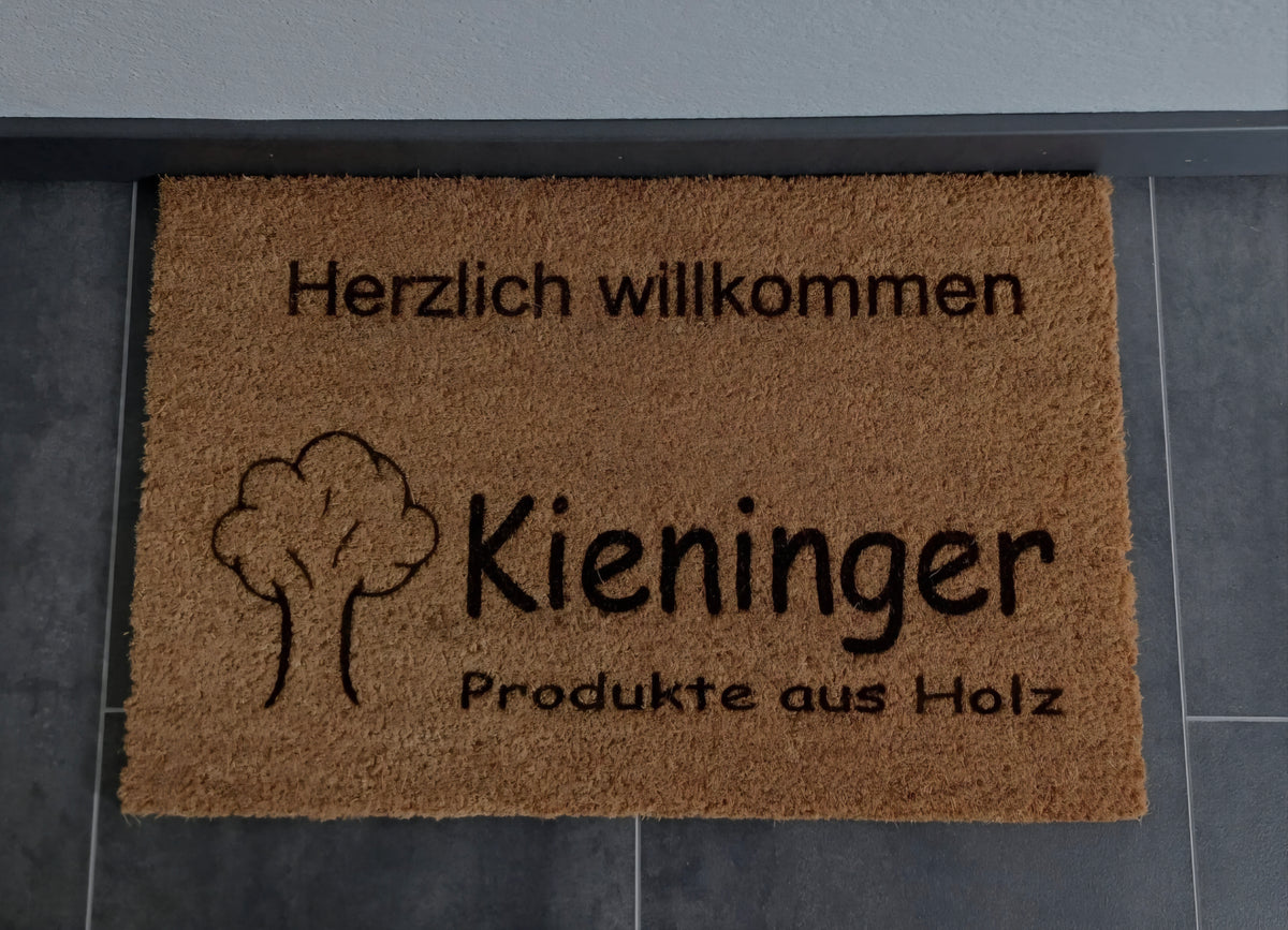 Personalisierte Kokosfußmatte aus natürlichen Kokosfasern mit individueller Lasergravur.