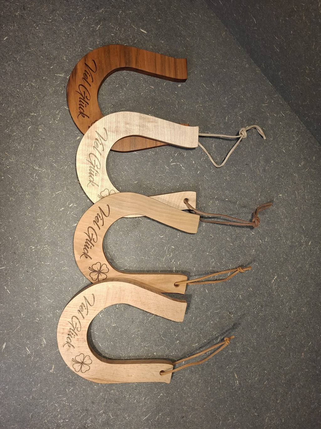 Handgefertigtes Hufeisen aus Holz – dekorativer Glücksbringer von Kieninger Produkte aus Holz. Viel Glück 
