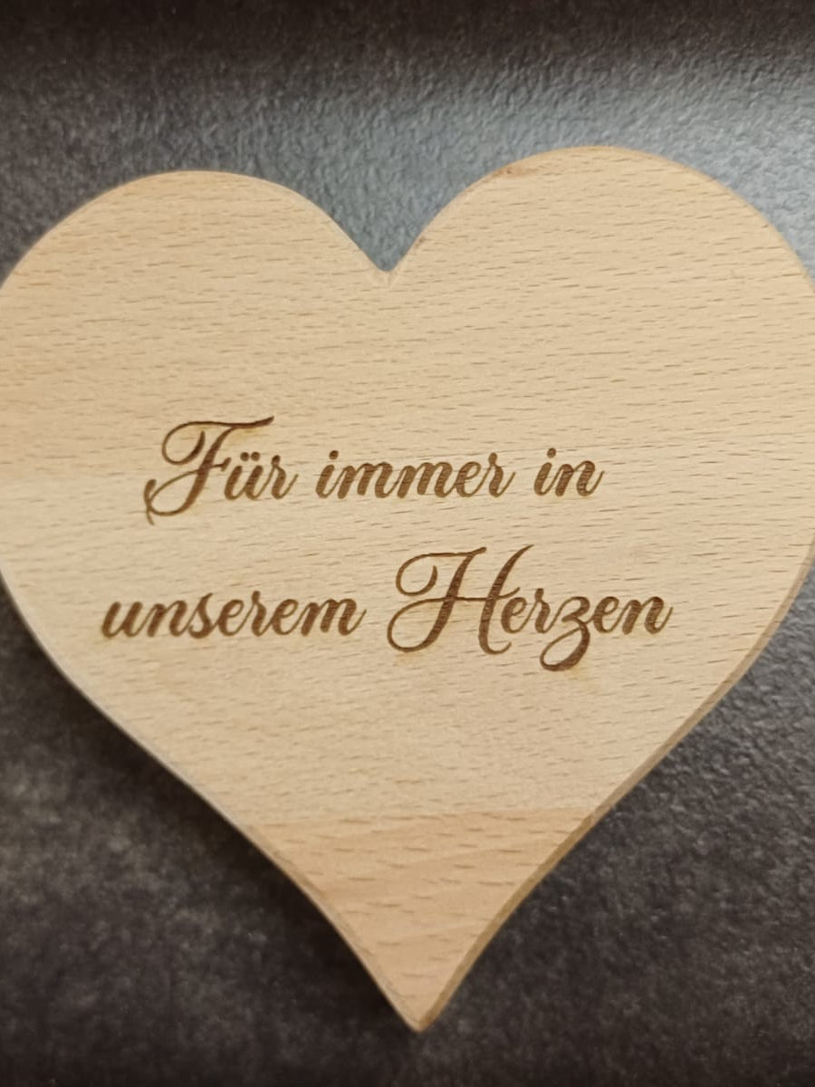 Handgefertigter Herz-Blumenstecker aus Buche-Leimholz mit Wunschgravur für Trauergestecke und Blumensträuße.