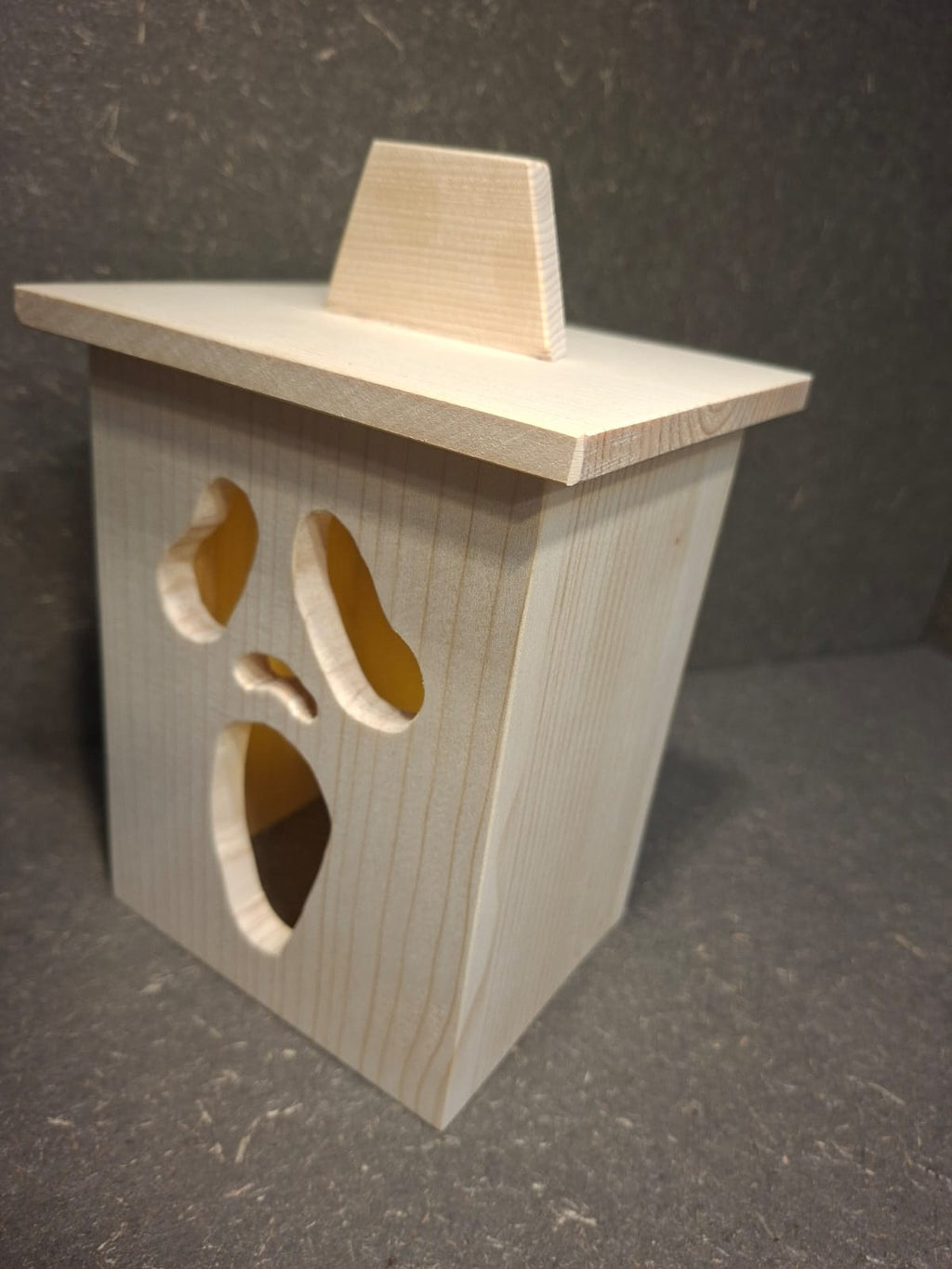 Halloween Laterne aus Holz mit LED und Gespenst Motiv Seitenansicht.
