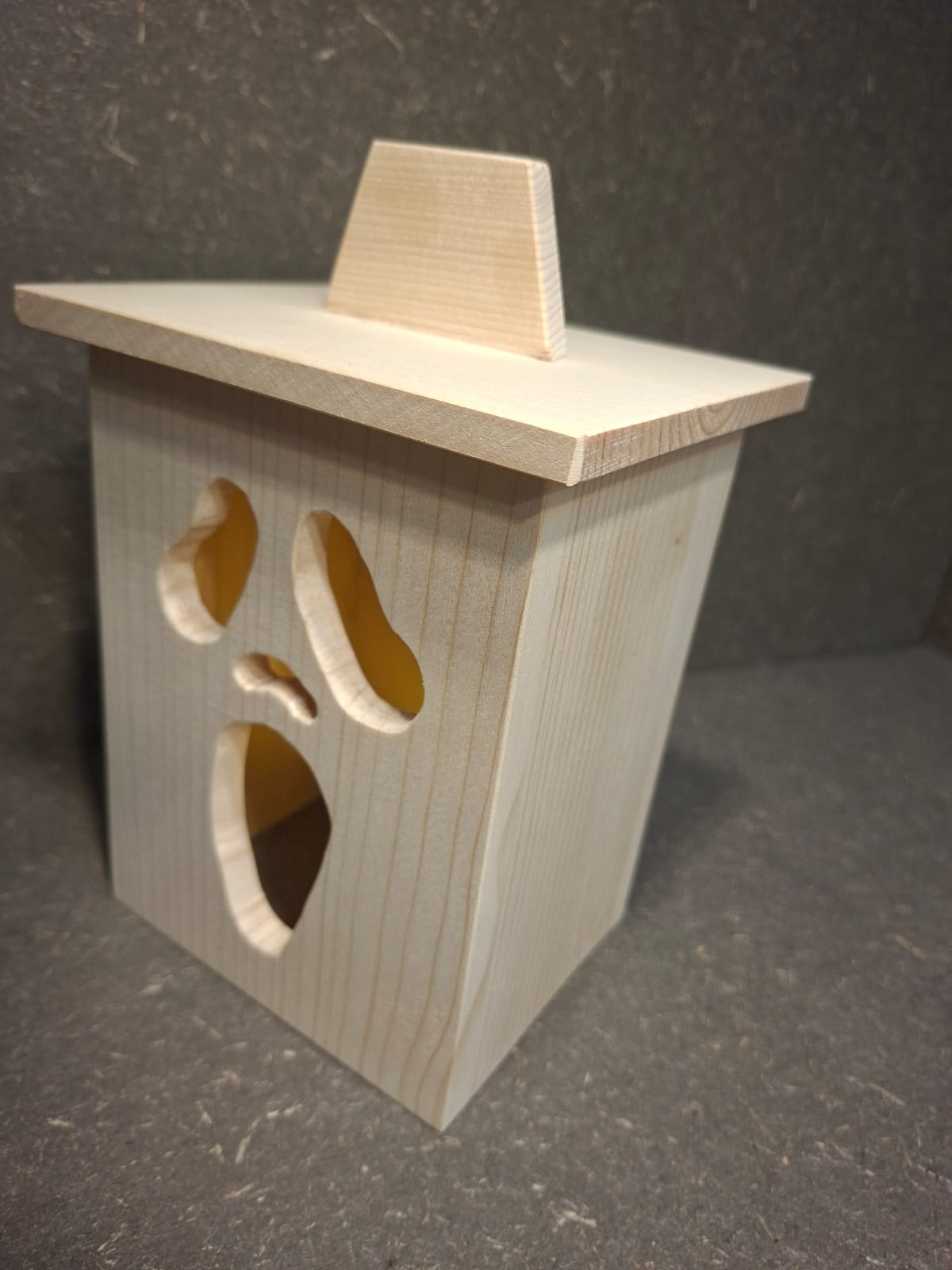 Halloween Laterne aus Holz mit LED und Gespenst Motiv Seitenansicht.
