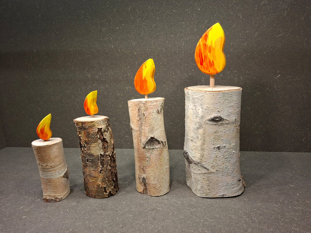 Handgefertigte Birkenkerze aus echtem Birkenholz mit dekorativer Holzflamme in verschiedenen Größen.