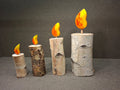 Handgefertigte Birkenkerze aus echtem Birkenholz mit dekorativer Holzflamme in verschiedenen Größen.