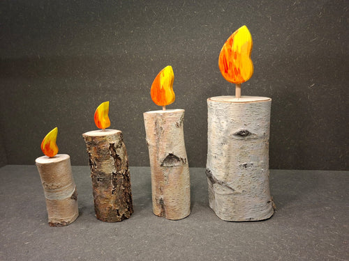 Handgefertigte Birkenkerze aus echtem Birkenholz mit dekorativer Holzflamme in verschiedenen Größen.