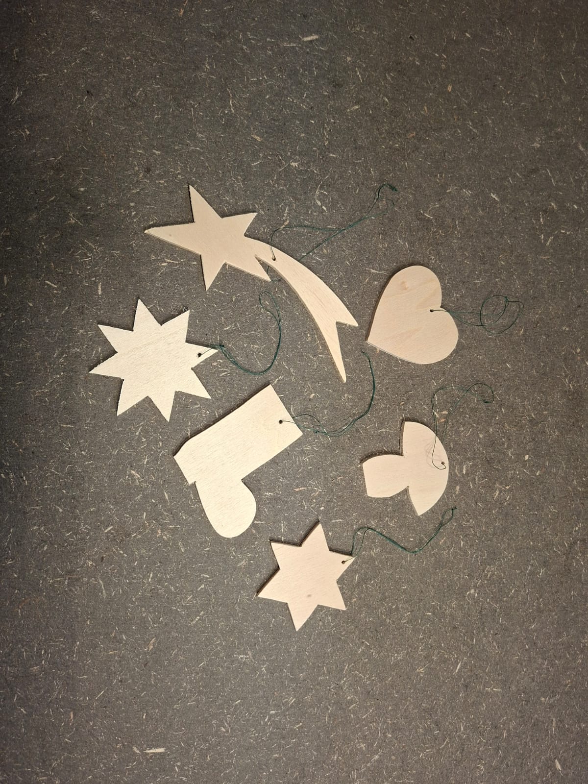6 handgesägte Weihnachtsanhänger aus unbehandeltem Pappelsperrholz mit Sternen, Herzen, Pilz und Sternschnuppe.
