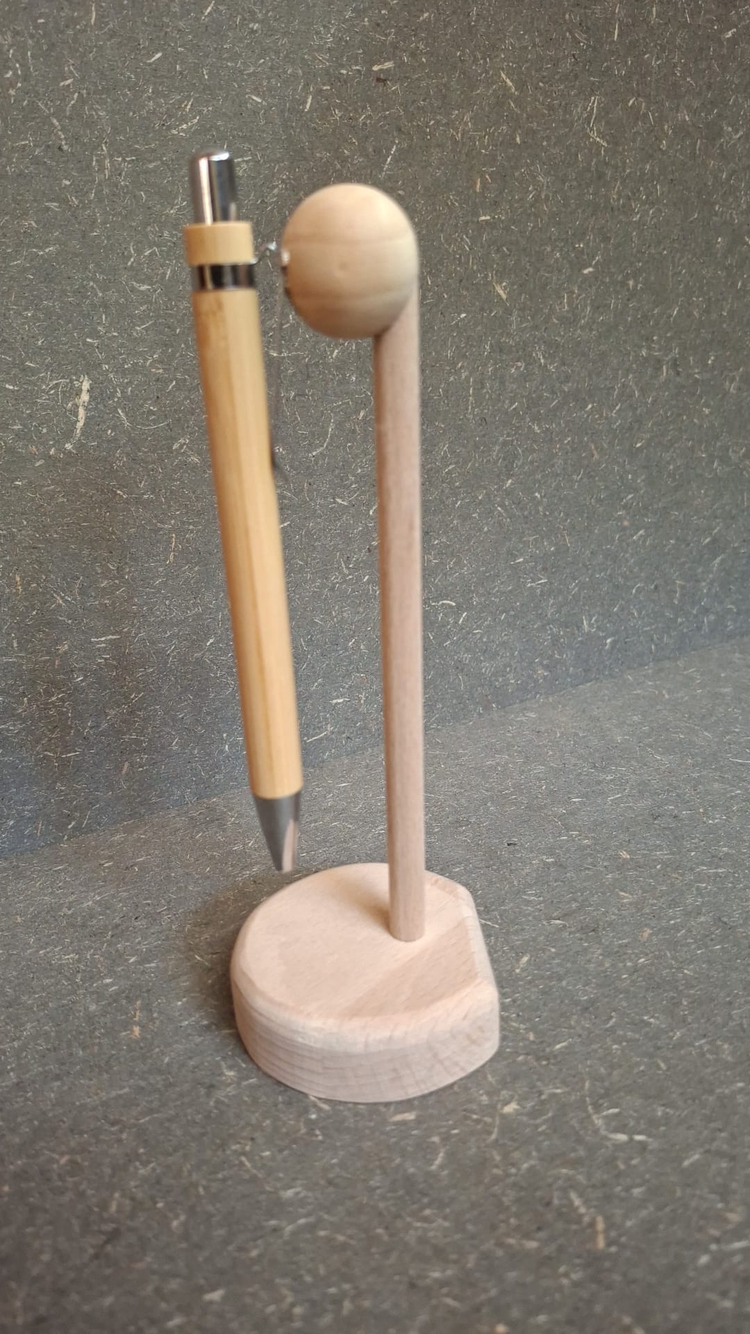 Handgefertigter Kugelschreiber und Kugelschreiberhalter aus Holz mit individueller Gravur.