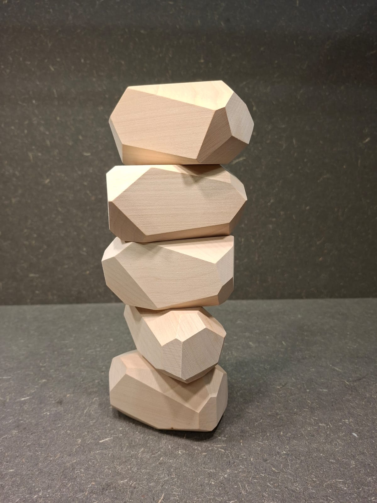Handgefertigte Jumbo Balanciersteine aus unbehandeltem Lindenholz im 5er Set zum Stapeln und Balancieren.