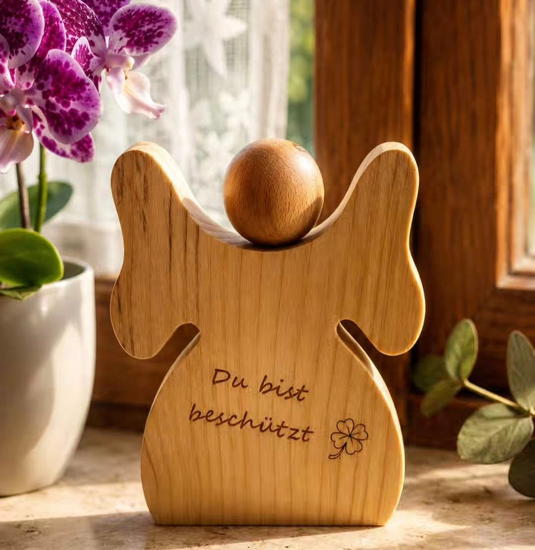 Handgefertigter Schutzengel aus Holz mit individueller Gravur als persönliches Geschenk.
Engel mit Gravur: Du bist beschützt und Kleeblatt