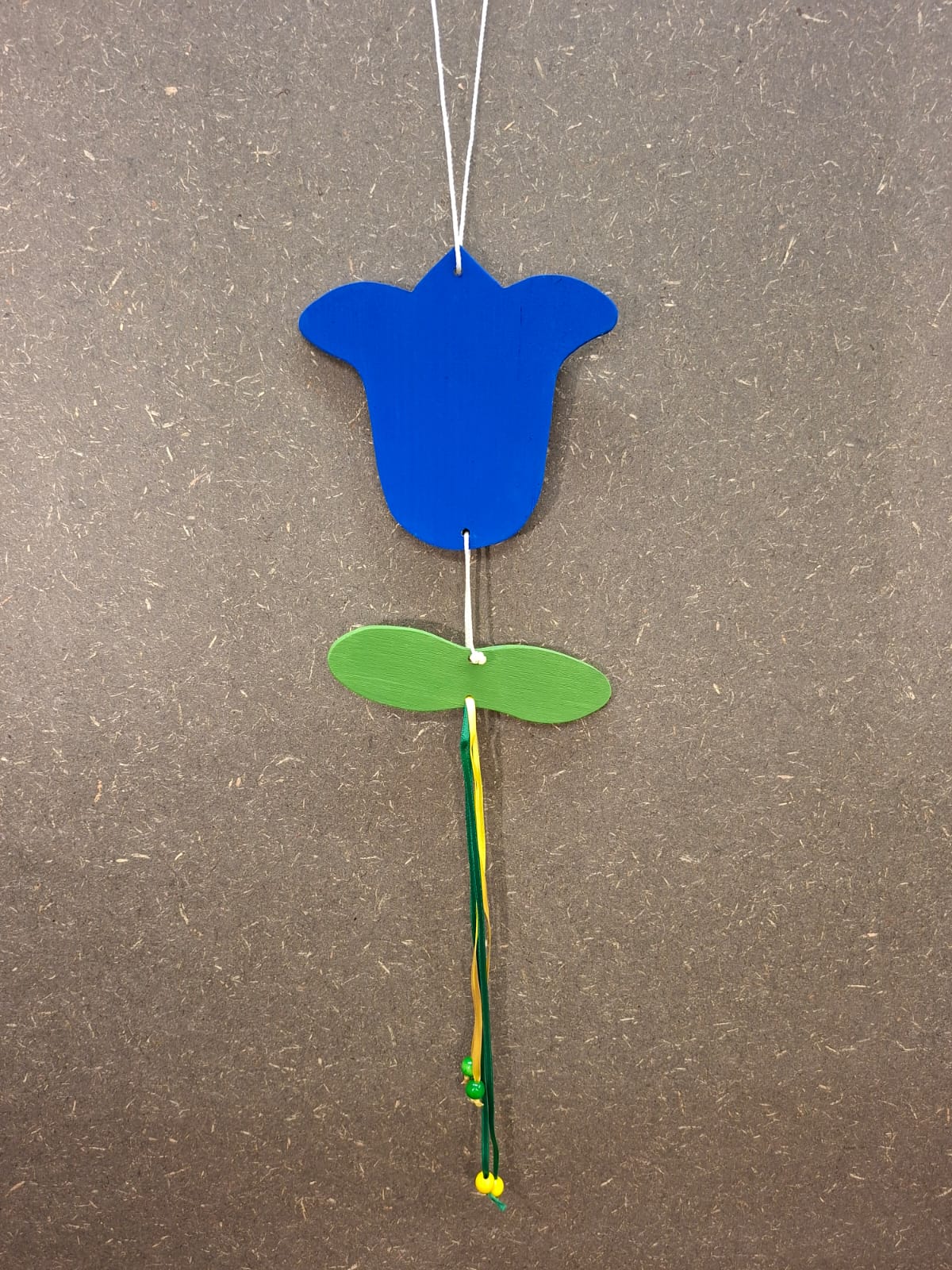 Handgefertigtes Tulpen-Mobile aus Holz mit bunten Holzkugeln und Seidenband für das Baby- und Kinderzimmer.
Tulpe blau.