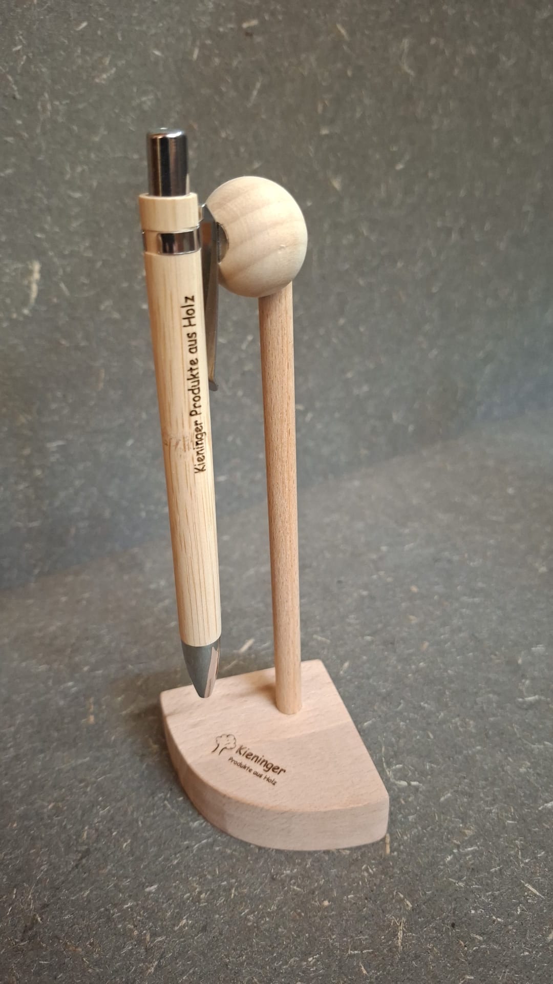 Handgefertigter Kugelschreiber und Kugelschreiberhalter aus Holz mit individueller Gravur.