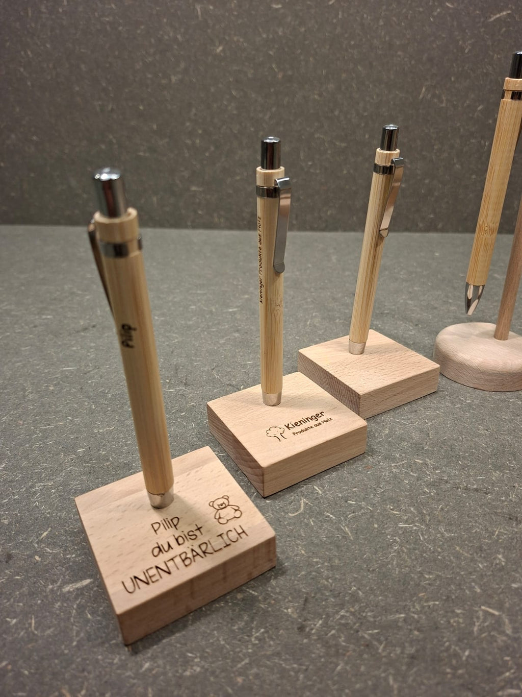 Handgefertigter Kugelschreiber und Kugelschreiberhalter aus Holz mit individueller Gravur.