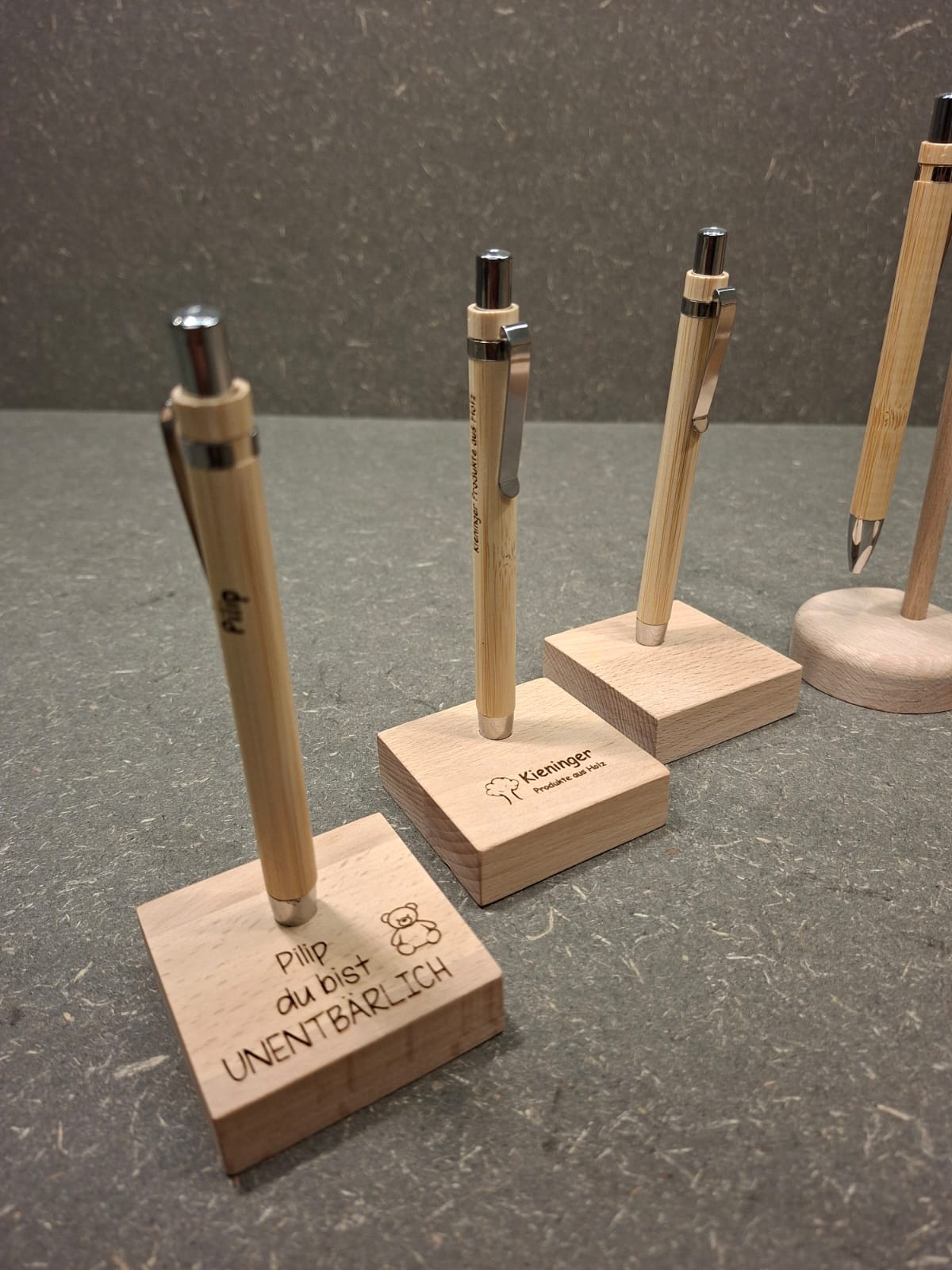 Handgefertigter Kugelschreiber und Kugelschreiberhalter aus Holz mit individueller Gravur.