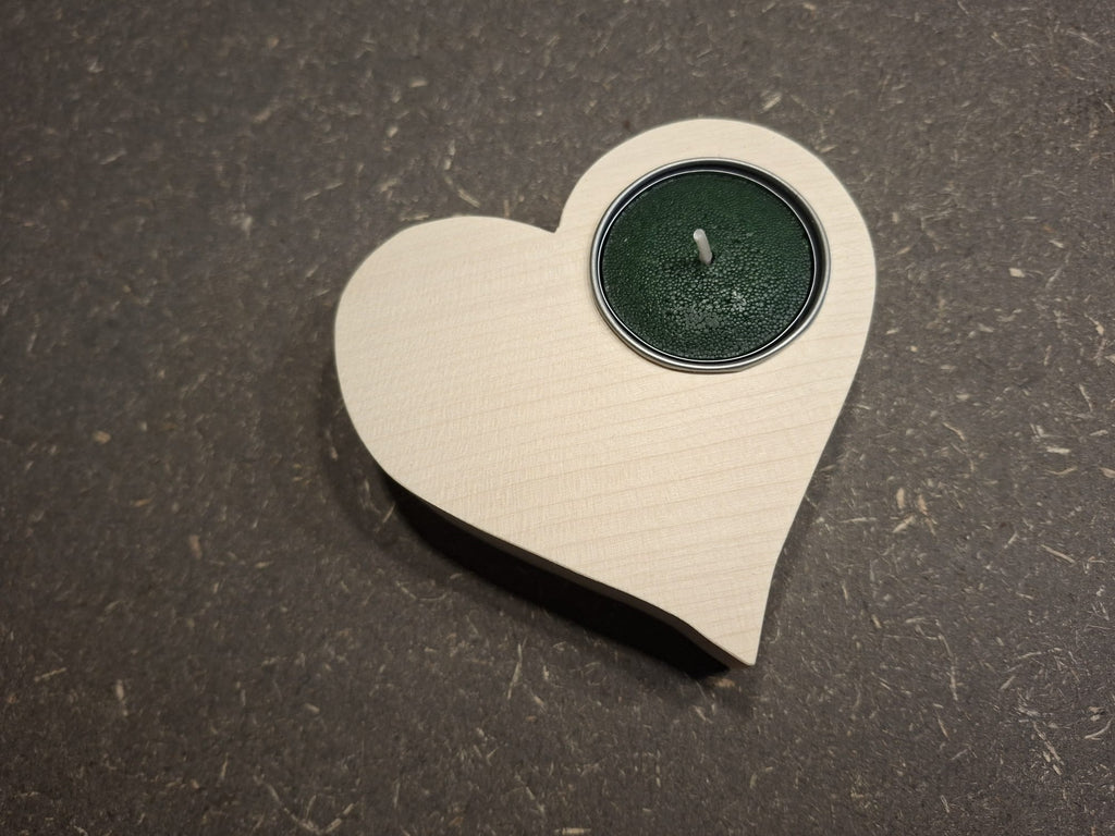 Handgefertigtes Teelichtherz aus geöltem Ahornholz, 100 × 100 × 33 mm, natürliche Holzdekoration.