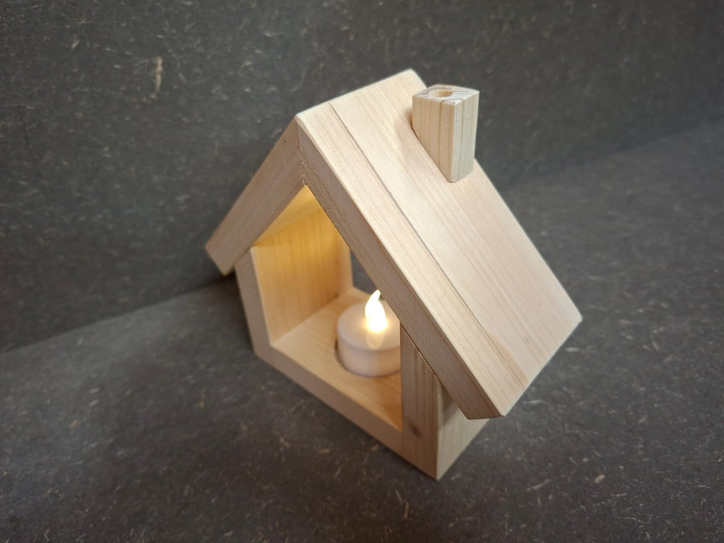 Rustikales Holzhäuschen aus Fichte und Kiefer mit warm leuchtendem LED-Licht, handgefertigte Holzdeko.