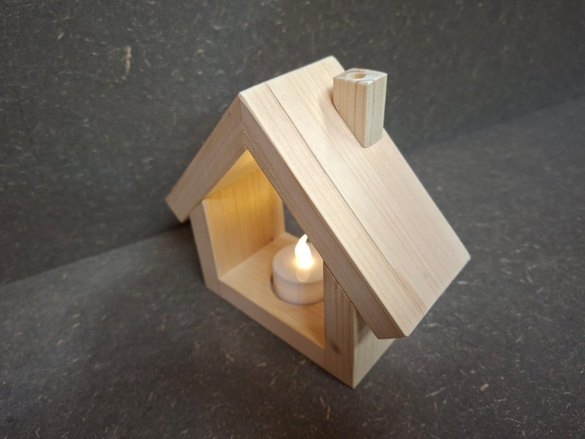 Rustikales Holzhäuschen aus Fichte und Kiefer mit warm leuchtendem LED-Licht, handgefertigte Holzdeko.