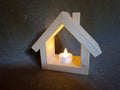 Rustikales Holzhäuschen aus Fichte und Kiefer mit warm leuchtendem LED-Licht, handgefertigte Holzdeko.