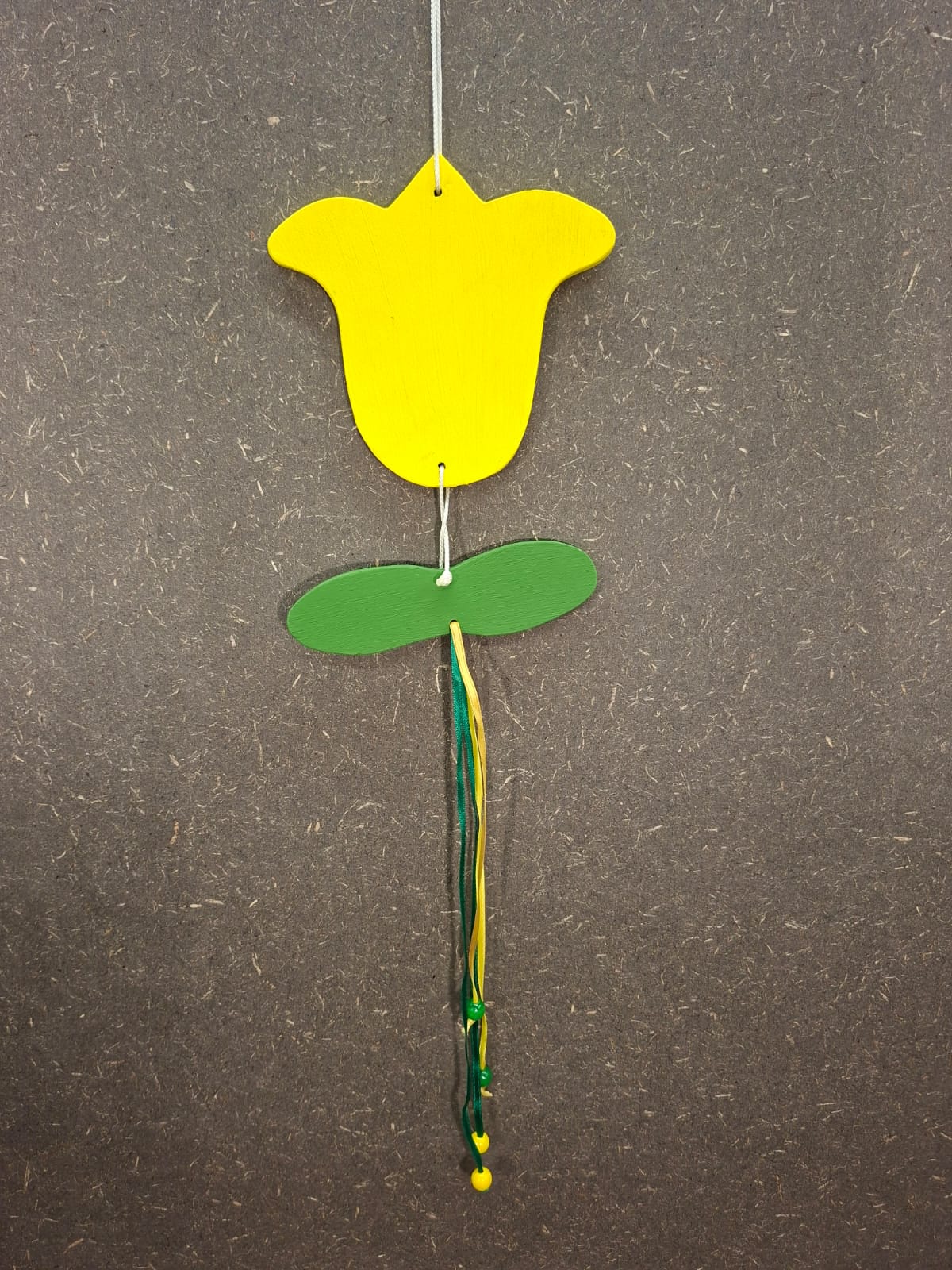 Handgefertigtes Tulpen-Mobile aus Holz mit bunten Holzkugeln und Seidenband für das Baby- und Kinderzimmer.
Tulpe gelb.