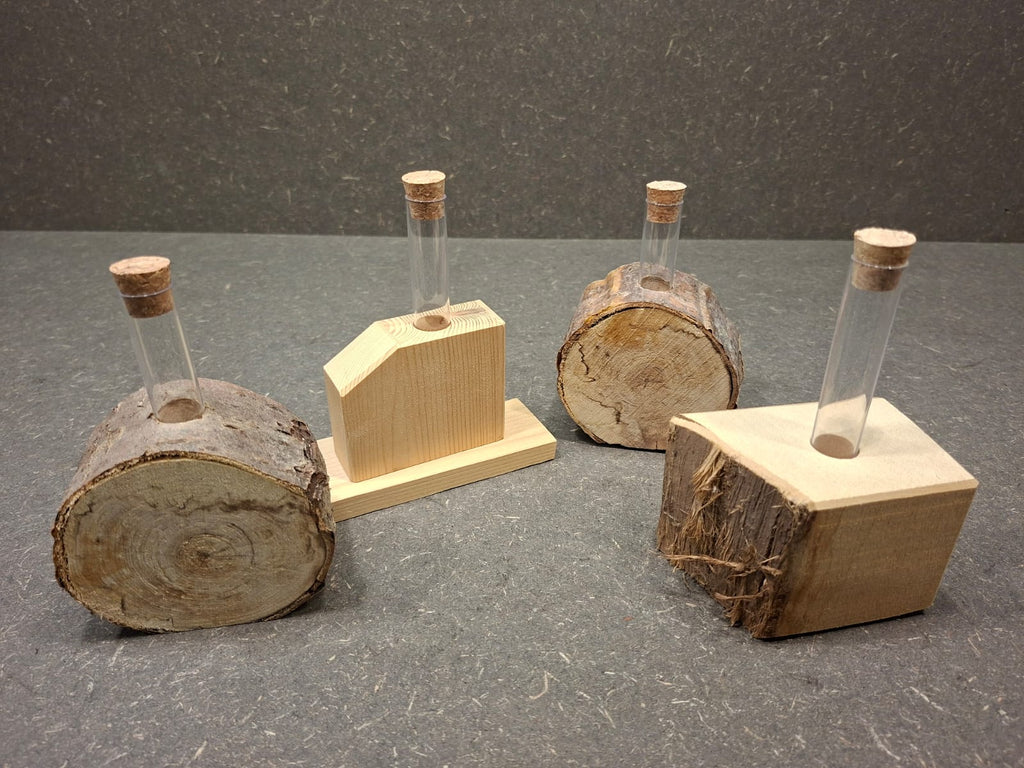 Handgefertigte Holzvase aus heimischen Hölzern mit Reagenzglas und Korken für Blumen oder Trockenblumen.