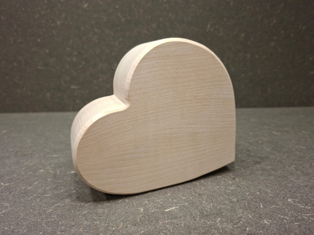 Handgefertigtes Holzherz aus naturbelassenem Lindenholz zum Bemalen, Gravieren oder Dekorieren.