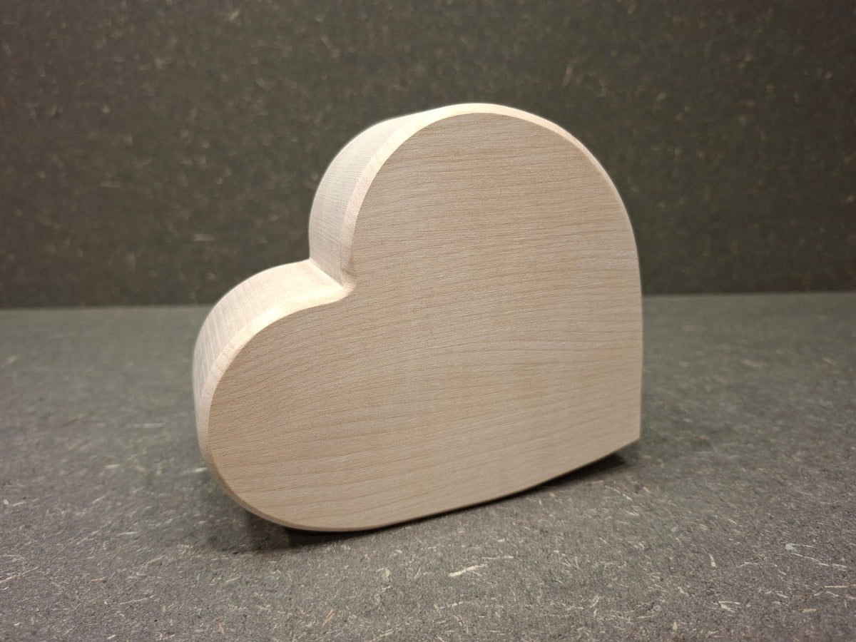 Handgefertigtes Holzherz aus naturbelassenem Lindenholz zum Bemalen, Gravieren oder Dekorieren.