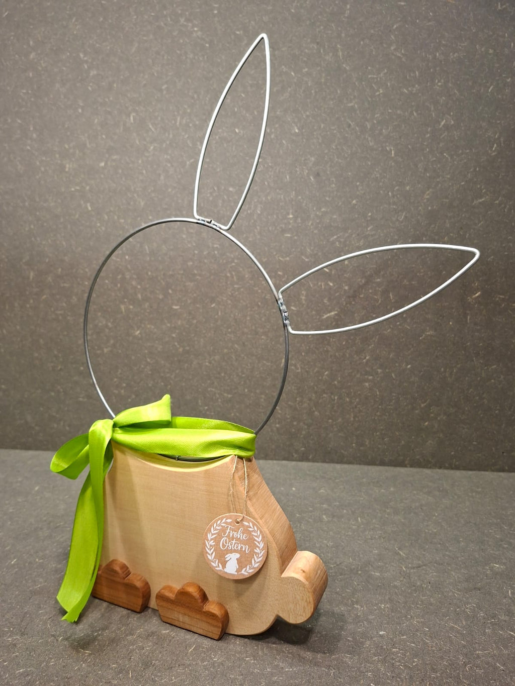 Handgefertigter Osterhase aus Ahorn, Kirsche und Metall als hochwertige Osterdekoration.