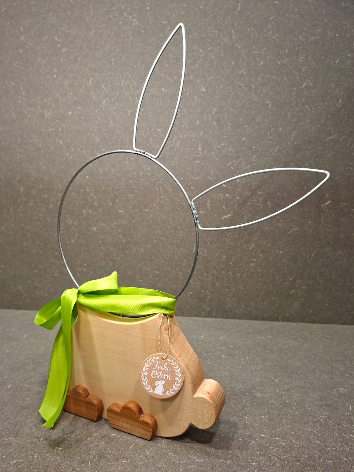 Handgefertigter Osterhase aus Ahorn, Kirsche und Metall als hochwertige Osterdekoration.