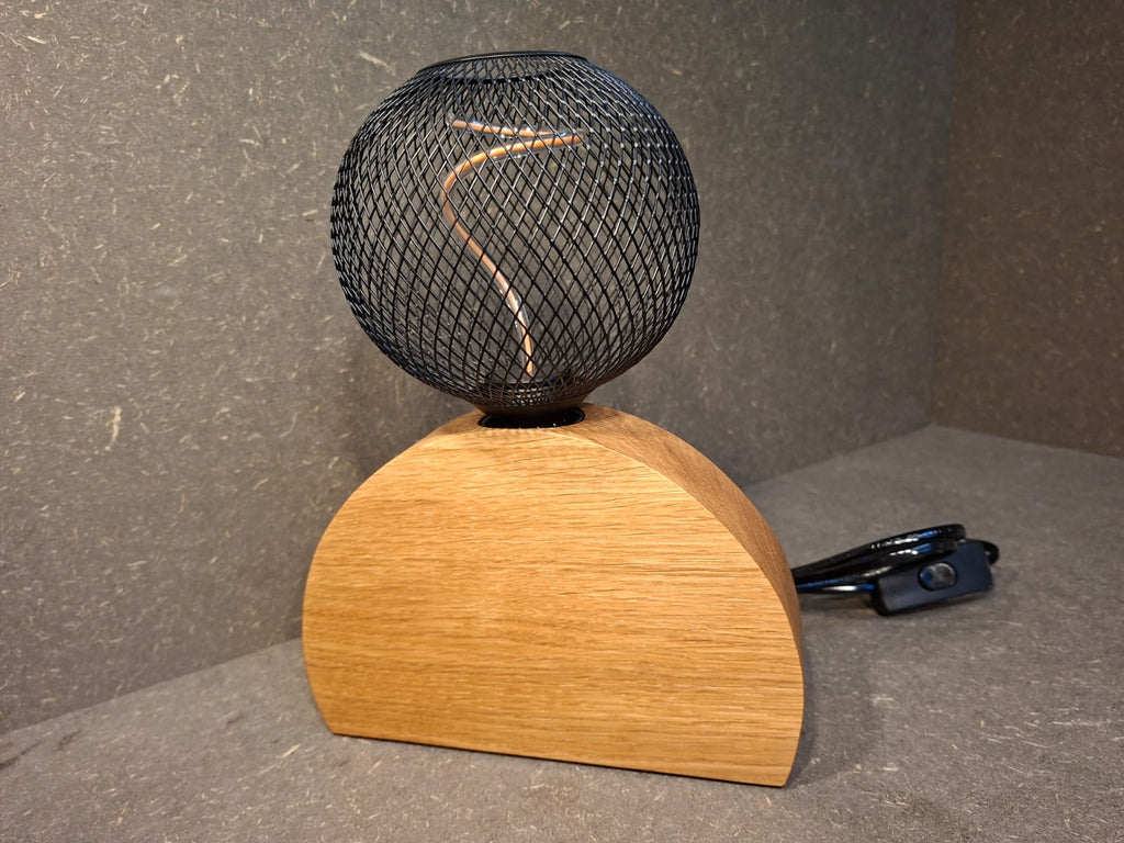 Handgefertigte Tischlampe aus geöltem Eschenholz mit schwarzer Gitterkugel